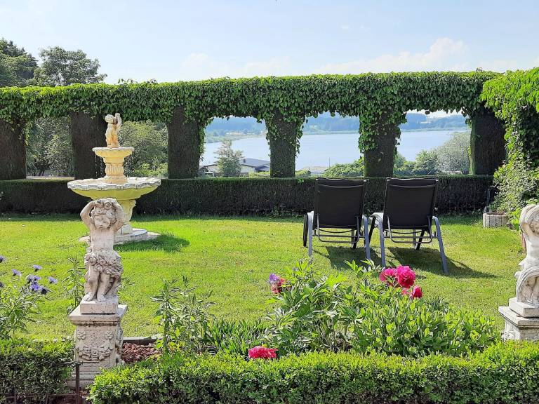 Vacation home with patio, barbecue & yard — photo 4