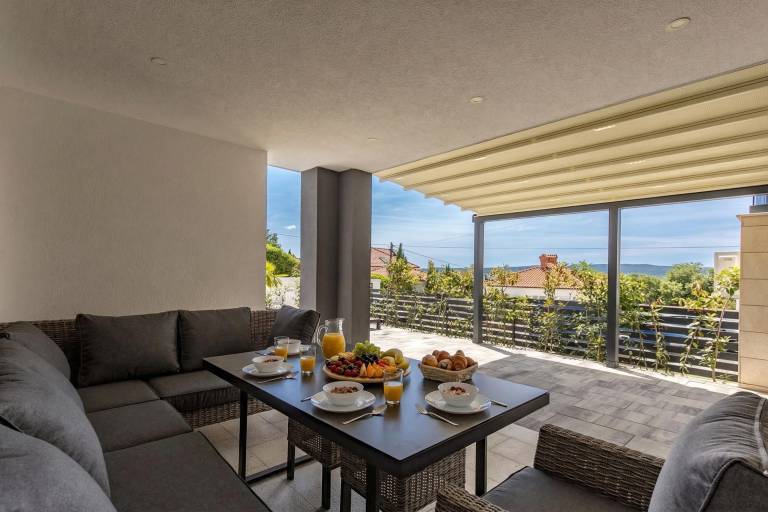 Apartment with pool, yard & barbeque in Crikvenica