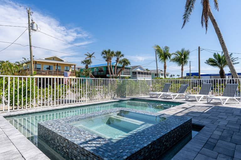 Vacation home with private pool & terrace — photo 4