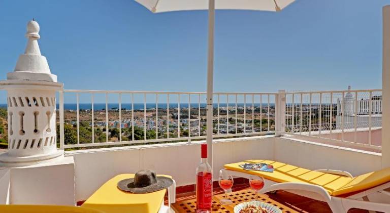 Rental apartment with private pool, yard & patio in Albufeira