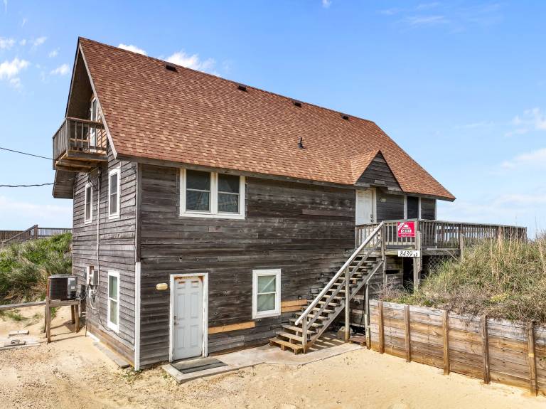 Directly on the beach with wonderful views of the ocean. — photo 2