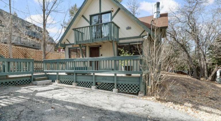 Charming house with grill & terrace | Close to the ski | Dogs allowed in Big Bear Lake, CA