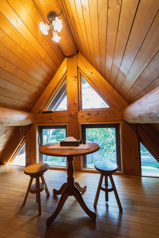 Chalet with jacuzzi, grill & yard | Perfect for remote work | Pets are welcome — photo 3