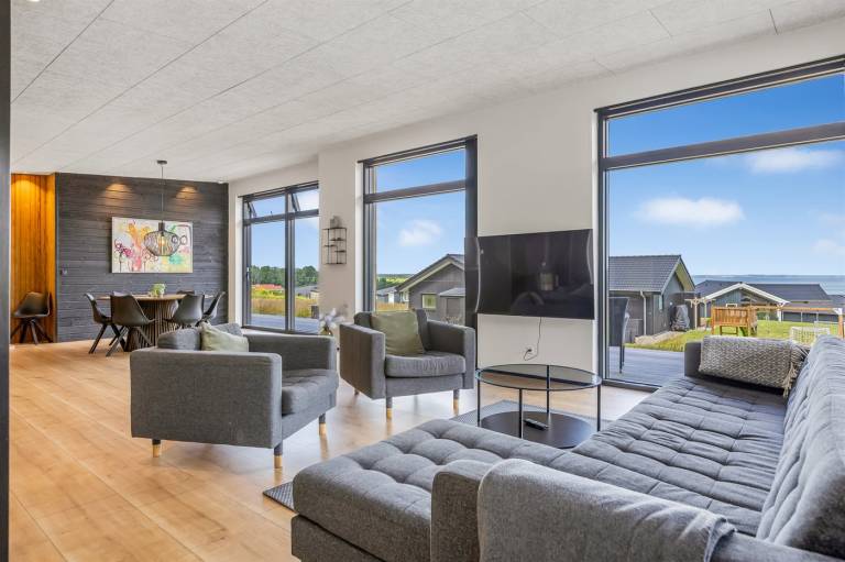 Family-oriented vacation home with grill & patio | Sea view | Dogs allowed — photo 3