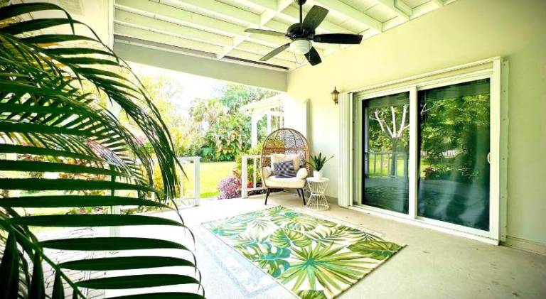House with pool — photo 3