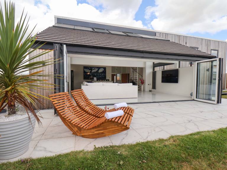 Family-friendly cottage with hot tub & yard | Pet-friendly — photo 3