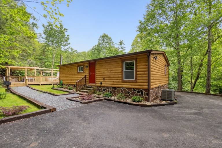 Cabin with BBQ & jacuzzi | Mountain view in Gatlinburg, TN