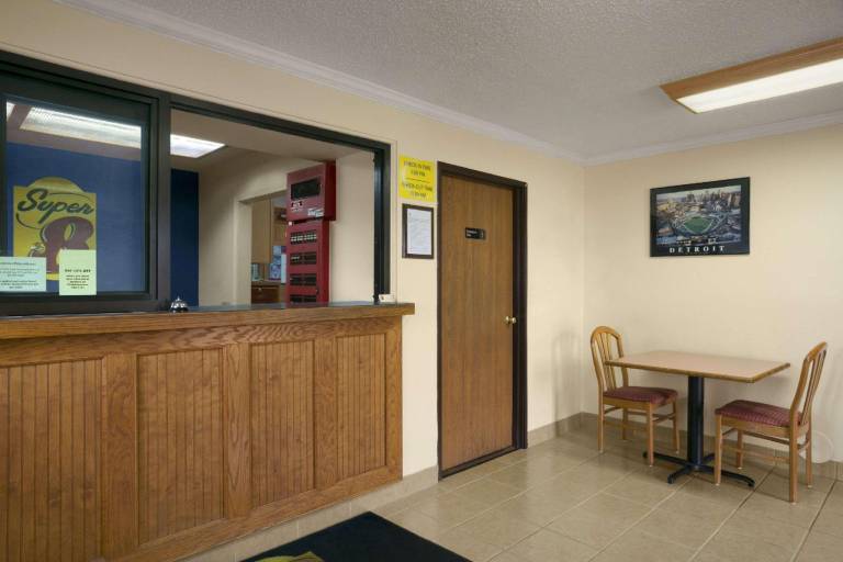 Super 8 By Wyndham Saginaw — photo 2