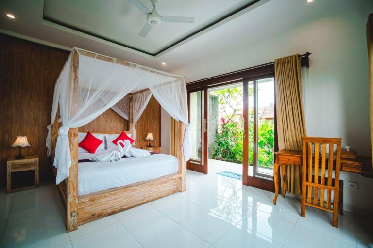 Spacious villa with patio, private pool & garden | Perfect for remote work | Pets are welcome — photo 2
