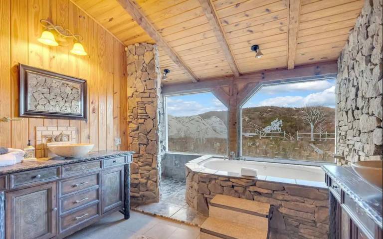 Secluded 7BR Mountain Escape on 7 Acres — photo 3