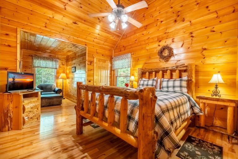 Makin' Memories - Hot Tub Soaks, Scenic Sips, Game Nights & Fireside Flicks — photo 4