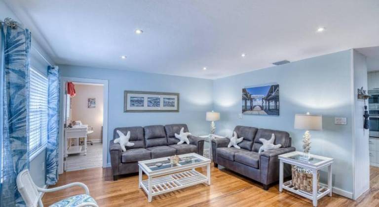 3 miles to AMI beach, 3 bed 2 bath, 4 miles to IMG — photo 3