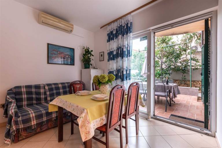 Rental apartment with patio — photo 3