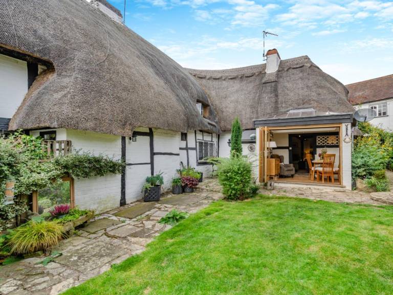 Cottage with yard in Warwick
