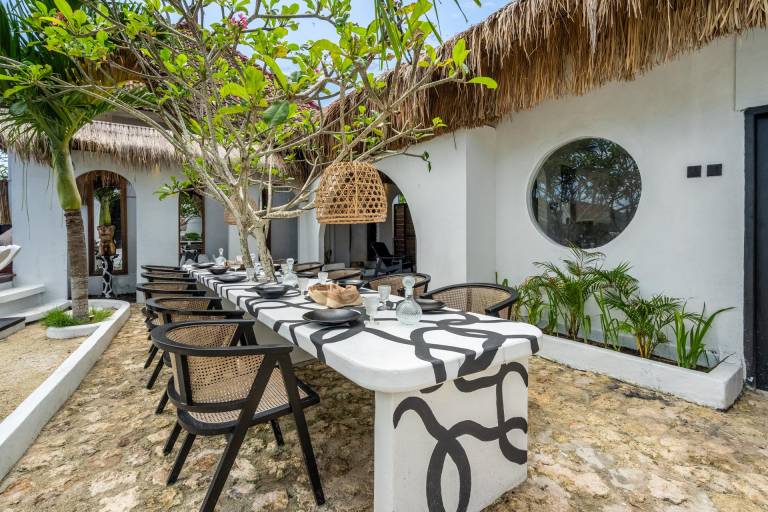 Villa with pool, grill & yard — photo 4