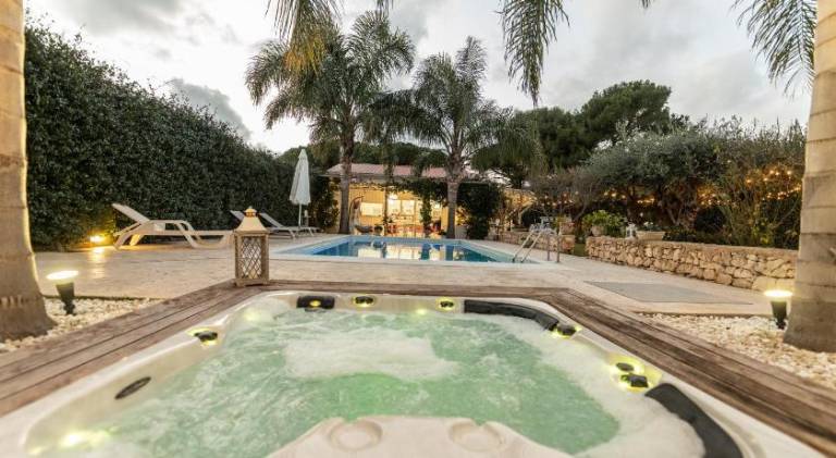 Villa with pool & hot tub | Dogs allowed — photo 5