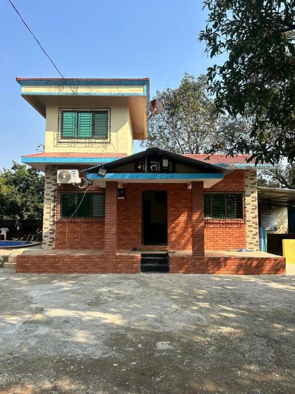 Villa with grill & pool in Panvel