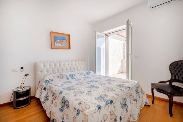 Villa with terrace — photo 4