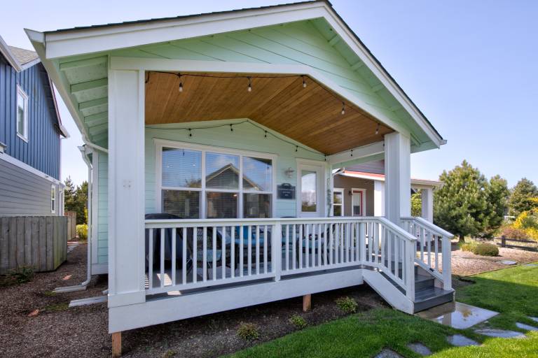 023 Whispering Waves Cottage — photo 2