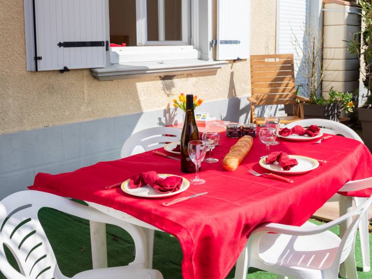 Vacation home with barbeque, terrace & yard | Beach nearby | Pets allowed — photo 5