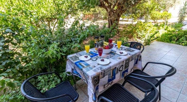 Holiday apartment with barbeque & yard — photo 3