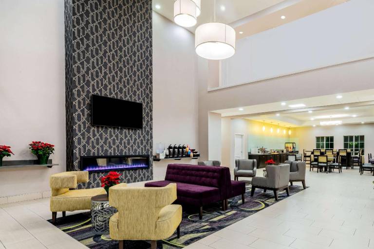 La Quinta Inn & Suites by Wyndham DFW Airport West - Bedford — photo 2