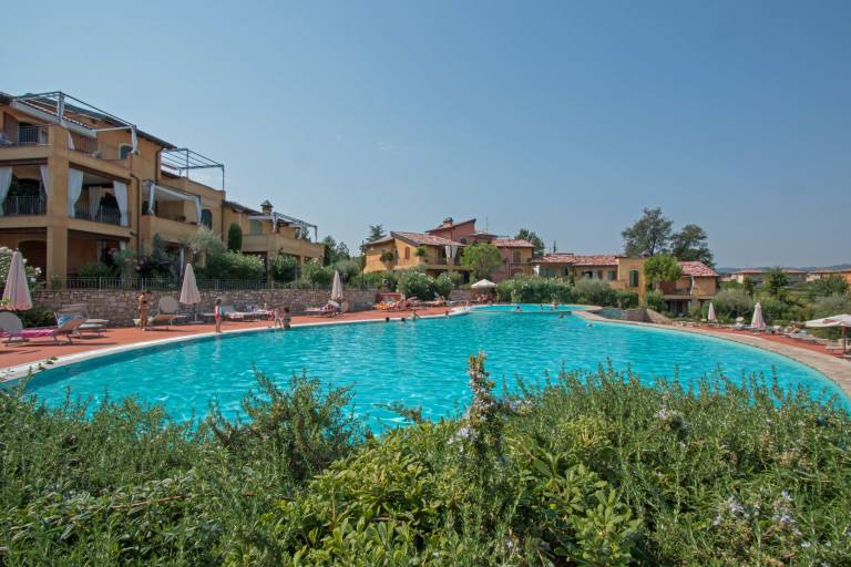 Children-friendly rental apartment with barbeque, terrace & pool | Next to the beach | Pets are welcome in Manerba del Garda