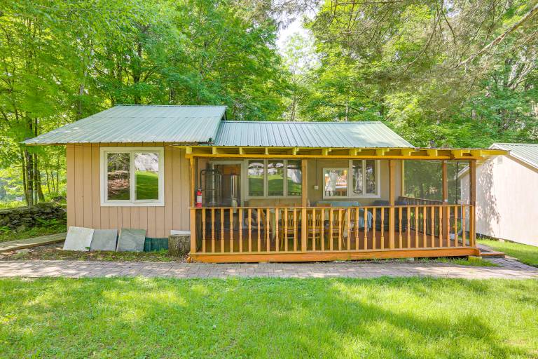 5 Mi to Monticello Raceway Cabin Near Shops