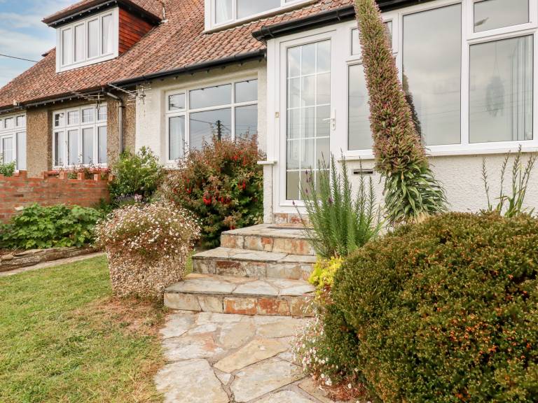 Cottage with yard | Beach view — photo 3