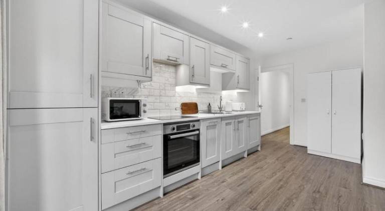 City Centre 2BR Apt with Balcony Access and Free Parking — photo 3