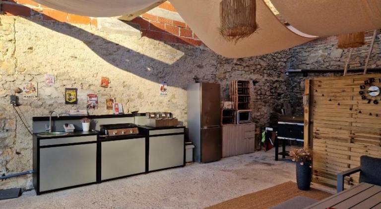 Serviced apartment with BBQ, patio & private pool | Pets allowed — photo 4