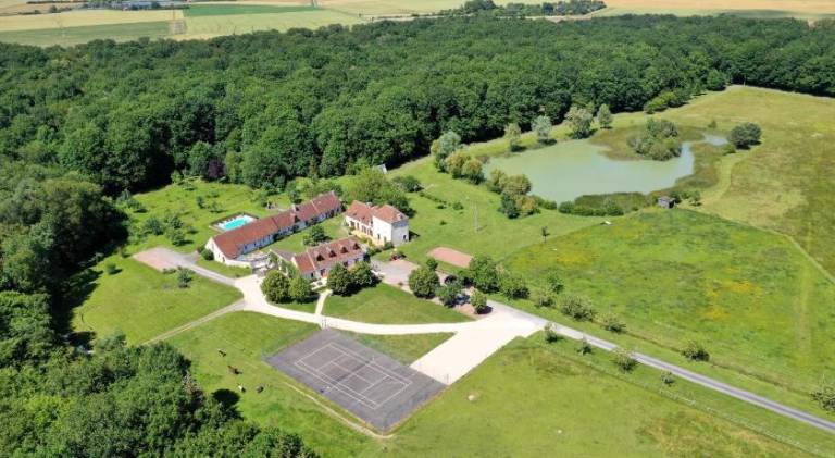 House with garden, pool & barbeque in Loches