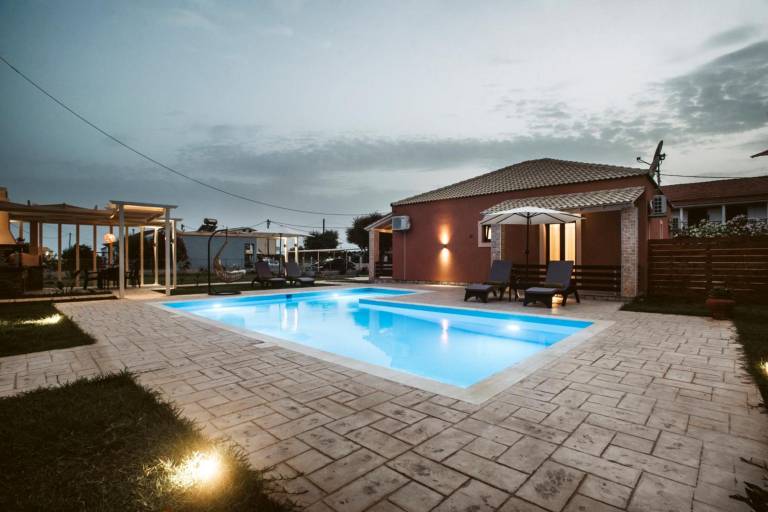 Villa with BBQ, private pool & fast internet | Garden view — photo 4