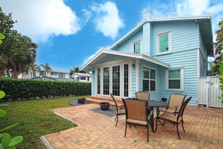 Charming vacation home | Dogs allowed in West Palm Beach, FL