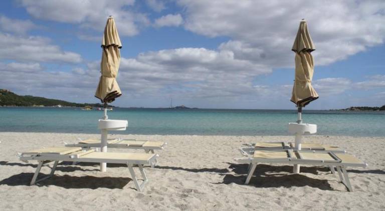 Pleasant holiday apartment with pool, patio & yard | Close to the beach | Dogs allowed in Golfo Aranci