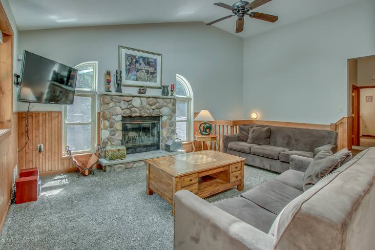 Grizzly by PMR, 5BR Quiet Mountain Home, Dog Friendly, Near Lake & Ski — photo 2