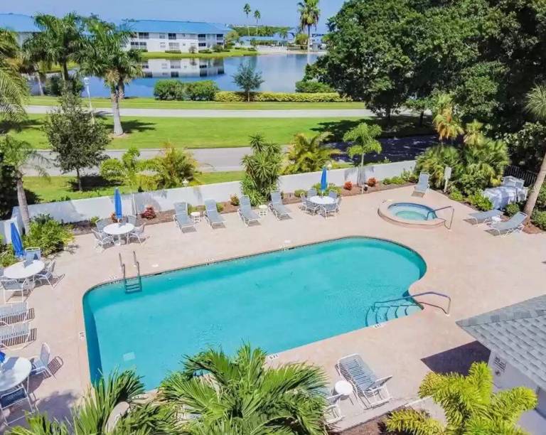 Charming 2 BR home - 5 minutes from Anna Maria Island - Don't Worry Beach Happy — photo 5