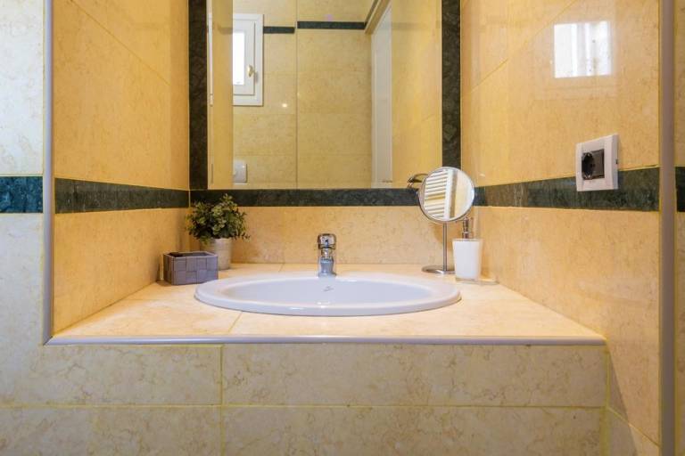 Fully equipped wonderful hostel with patio | Near Two Towers | Pets allowed — photo 5