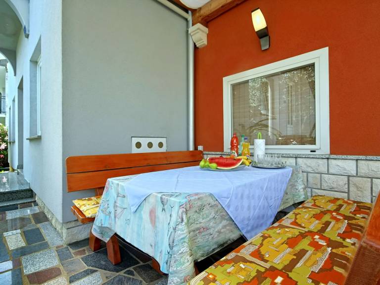 Holiday apartment with patio & yard — photo 4