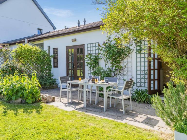 Beautiful cottage with hot tub & yard | Dogs allowed — photo 4