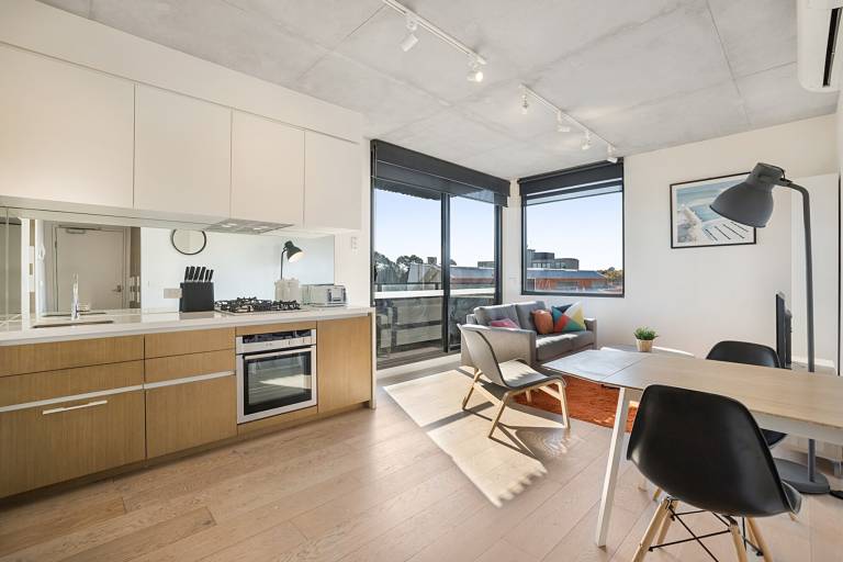 Comfy 2 Bed Balcony Unit near Chapel St