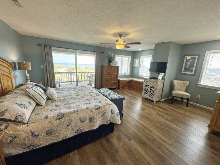 SN9615- Oceanfront Beauty! With 4 Bedrooms, Direct Beach Access, Wifi! — photo 4