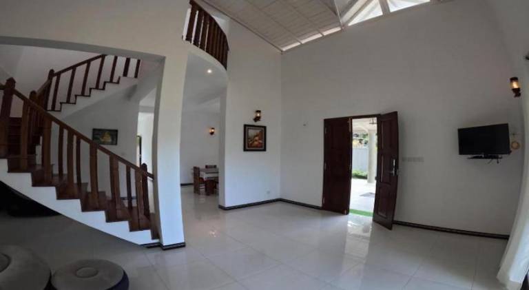 Villa with patio & yard — photo 5