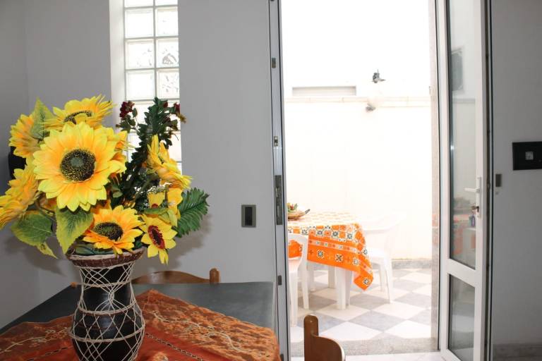 Rental apartment with yard & barbeque | City view — photo 3