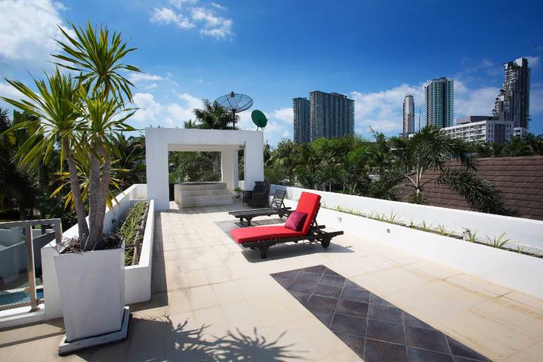 Villa with terrace, pool & barbeque | Good for workation | Pets allowed — photo 4