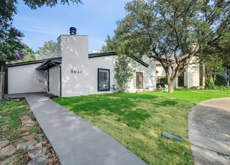 Superior 4BR 2B Home with Hot Tub & Grill