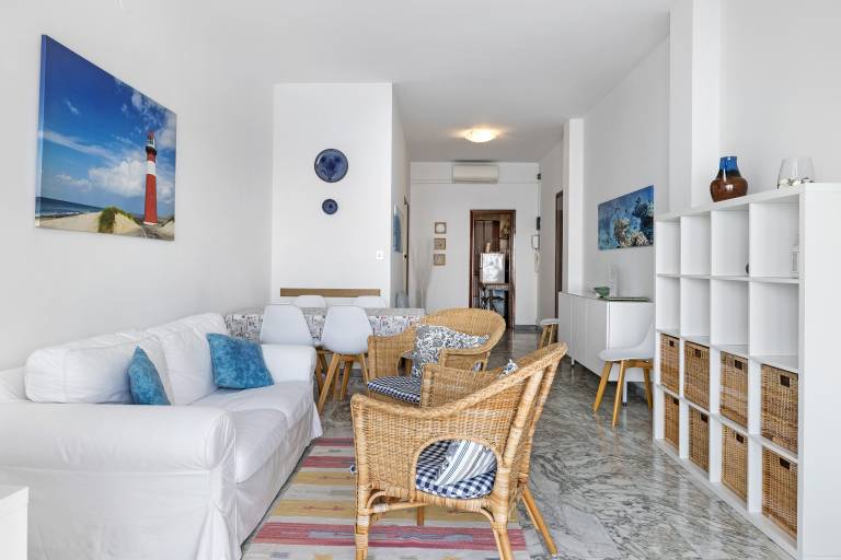 Pet-Friendly Apartment Stupenda Vista Mare close to the Beach with Balcony & Wi-Fi — photo 5