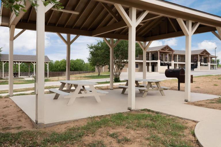 Eagle's Den Suites Carrizo Springs a Travelodge by Wyndham — photo 2