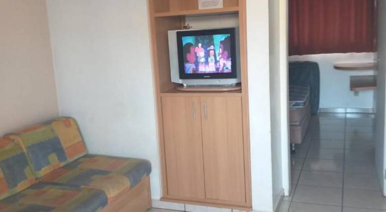 Serviced apartment with yard, hot tub & pool — photo 4