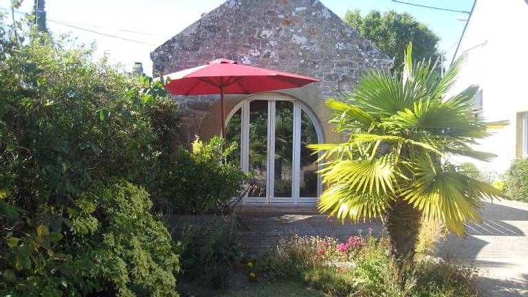 Gite with yard & patio — photo 2